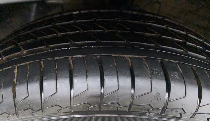 2019 Hyundai VENUE SX(O) CRDi, Diesel, Manual, 35,923 km, Left Front Tyre Tread