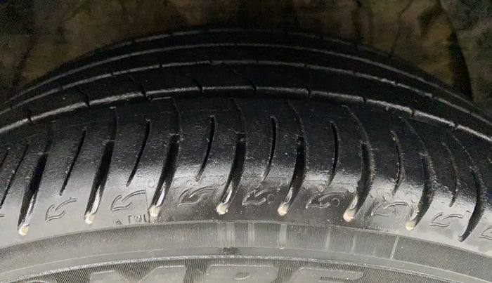 2019 Mahindra XUV300 W8(O) 1.2 PETROL DUAL TONE, Petrol, Manual, 14,483 km, Right Front Tyre Tread