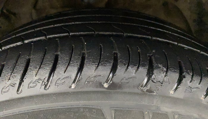 2019 Mahindra XUV300 W8(O) 1.2 PETROL DUAL TONE, Petrol, Manual, 14,483 km, Left Front Tyre Tread