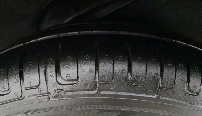 2012 Hyundai i10 MAGNA 1.2, CNG, Manual, 95,462 km, Left Rear Tyre Tread