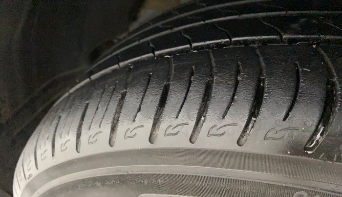2021 Mahindra XUV300 W8 (O) 1.2 PETROL AMT, Petrol, Automatic, 27,247 km, Left front tyre - Minor crack