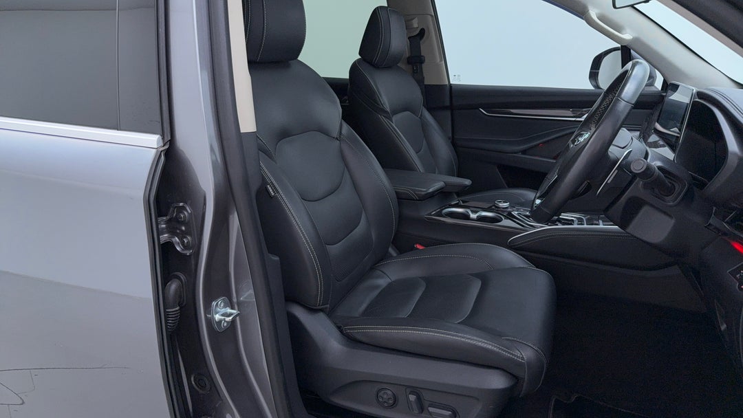 2022 LDV D90 Executive (4wd) D20, Automatic, 105850 km, Right Side Front Door Cabin View