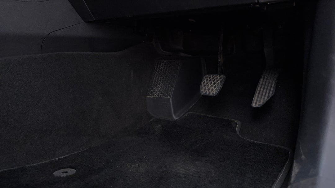 2022 LDV D90 Executive (4wd) D20, Automatic, 105850 km, Pedals and Footmat