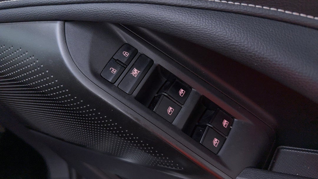 2022 LDV D90 Executive (4wd) D20, Automatic, 105850 km, Drivers Side Door Panel Controls