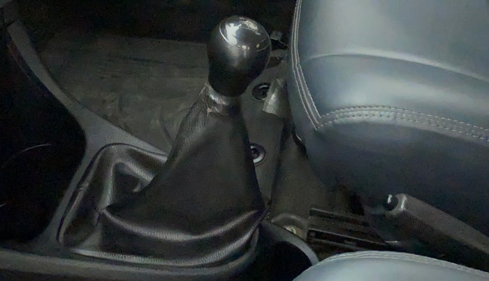 2011 Toyota Etios G, Petrol, Manual, 88,605 km, Gear lever - Boot cover slightly torn