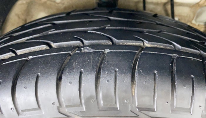 2021 Mahindra XUV300 1.2 W6 MT, Petrol, Manual, 8,387 km, Right Front Tyre Tread