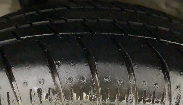 2014 Honda Brio E MT, Petrol, Manual, 43,220 km, Right Rear Tyre Tread