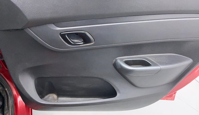 2016 Renault Kwid 1.0 RXT, Petrol, Manual, 64,096 km, Driver Side Door Panel Controls