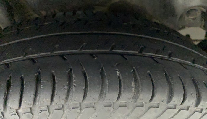 2015 Maruti Swift Dzire VXI, Petrol, Manual, 49,724 km, Right Rear Tyre Tread