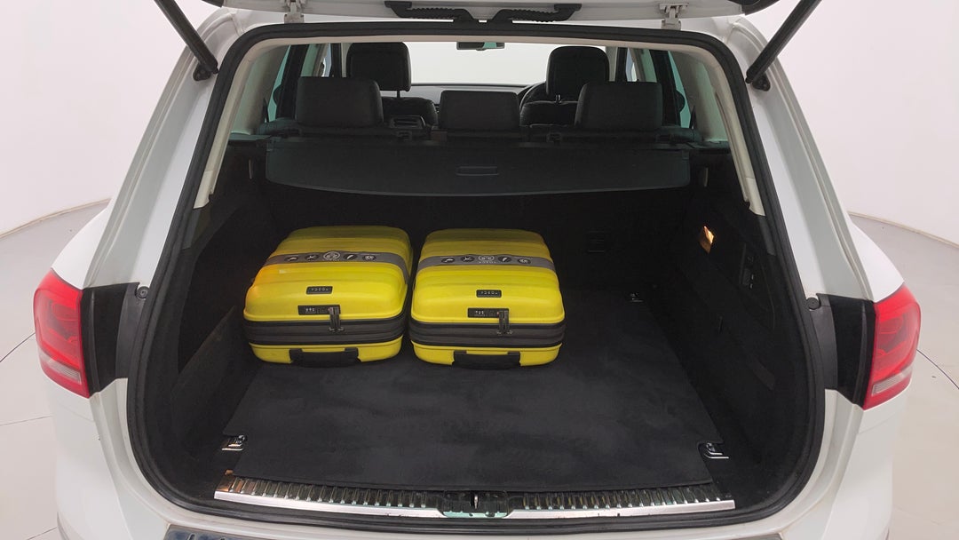 2015 Volkswagen Touareg 150 Tdi Element, Automatic, 95446 km, Boot Inside View with Luggage
