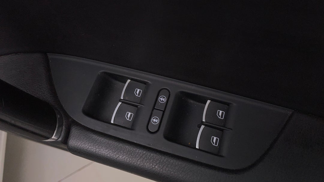 2015 Volkswagen Touareg 150 Tdi Element, Automatic, 95446 km, Drivers Side Door Panel Controls