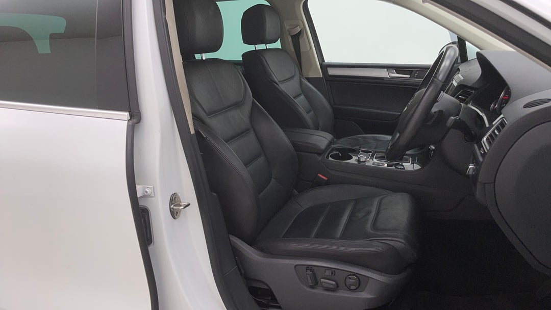 2015 Volkswagen Touareg 150 Tdi Element, Automatic, 95446 km, Right Side Front Door Cabin View