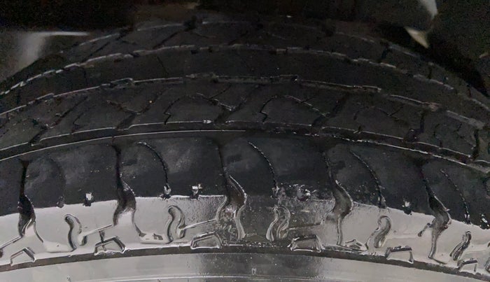 2016 Mahindra TUV300 T8, Diesel, Manual, 99,908 km, Left Front Tyre Tread