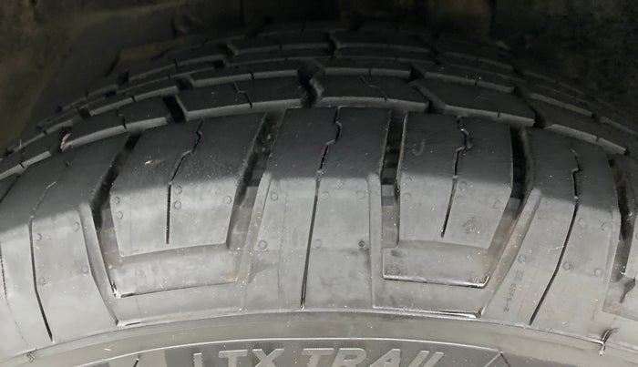 2016 Mahindra XUV500 W6, Diesel, Manual, 71,910 km, Left Front Tyre Tread