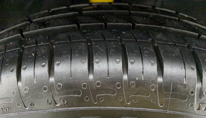 2013 Toyota Etios Liva GD, Diesel, Manual, 1,19,333 km, Right Front Tyre Tread