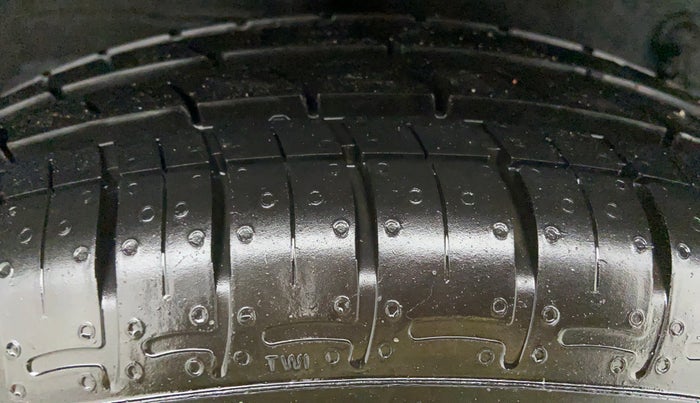2013 Toyota Etios Liva GD, Diesel, Manual, 1,19,333 km, Right Rear Tyre Tread