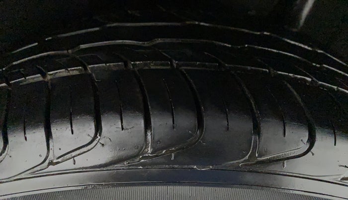 2016 Maruti Vitara Brezza ZDI PLUS DUAL TONE, Diesel, Manual, 93,136 km, Right Front Tyre Tread