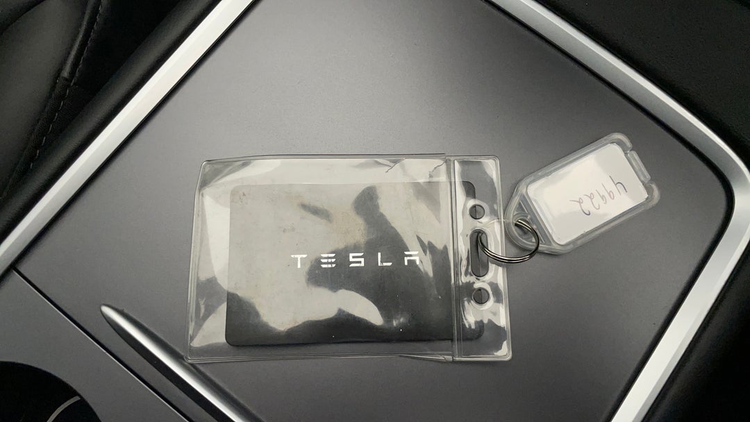 2021 Tesla Model 3 Long Range AWD, Automatic, 43821 km, Key Close-up