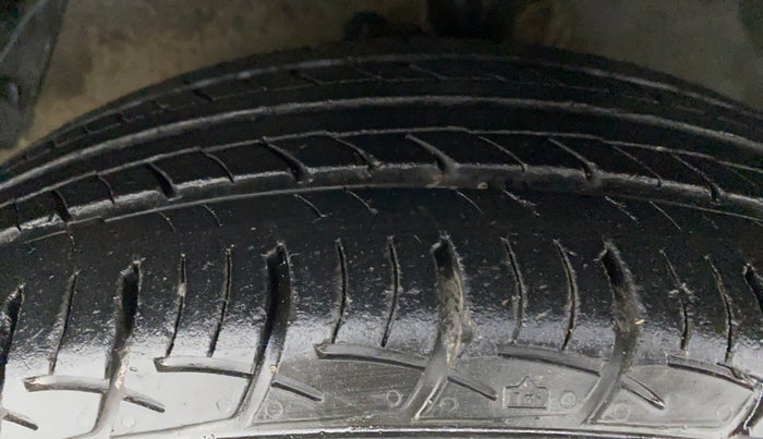 2013 Hyundai i20 MAGNA O 1.2, CNG, Manual, 60,551 km, Left Front Tyre Tread