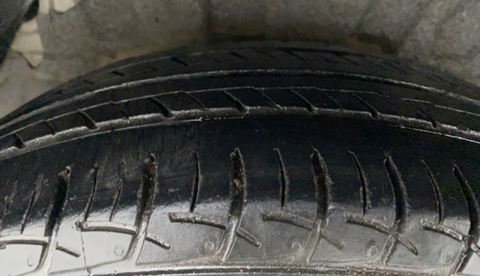2013 Hyundai i20 MAGNA O 1.2, CNG, Manual, 60,551 km, Right Rear Tyre Tread