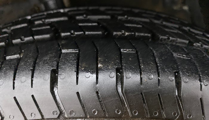 2015 Maruti Swift Dzire LXI, Petrol, Manual, 33,670 km, Right Front Tyre Tread