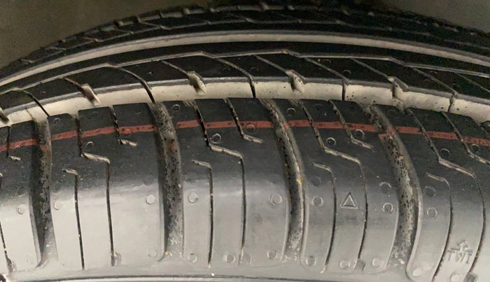 2011 Maruti Ritz LXI, Petrol, Manual, 86,741 km, Right Front Tyre Tread