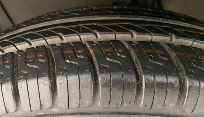 2011 Maruti Ritz LXI, Petrol, Manual, 86,741 km, Left Front Tyre Tread