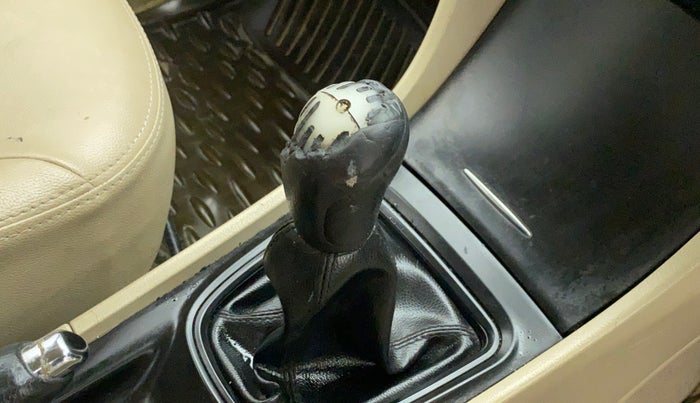 2015 Maruti Ciaz VXI, Petrol, Manual, 59,890 km, Gear lever - Knob cover torn