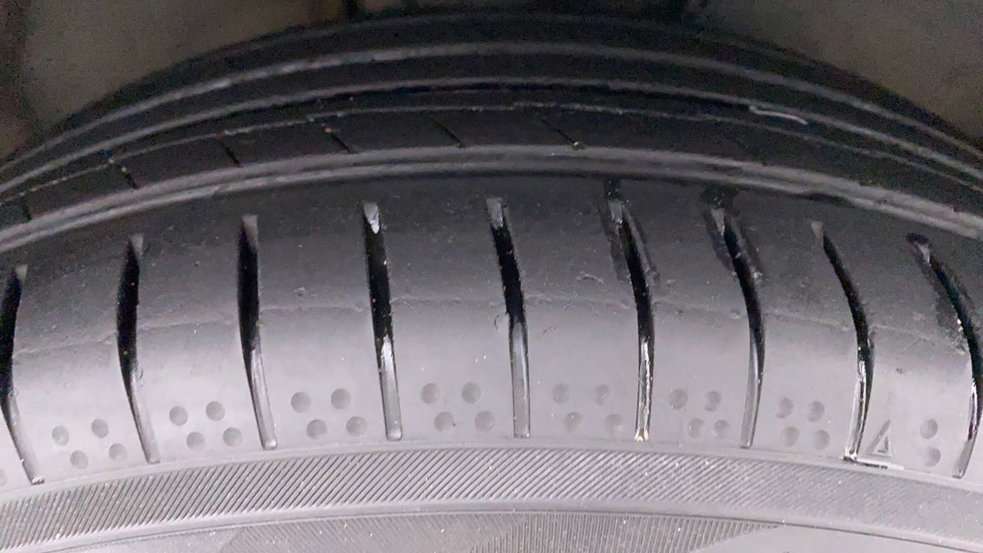 Right Front Tyre Tread