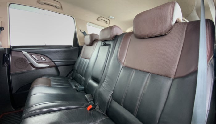 2014 Mahindra XUV500 W8 FWD, Diesel, Manual, 90,908 km, Right Side Rear Door Cabin