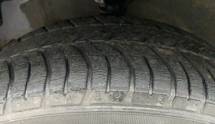 2011 Hyundai Eon MAGNA O, Petrol, Manual, 20,998 km, Left Front Tyre Tread