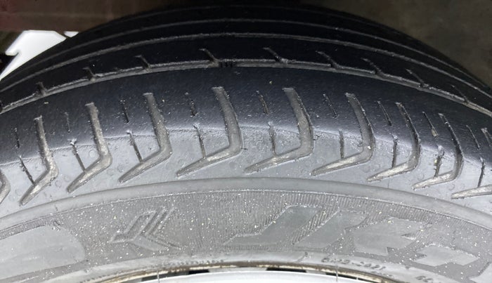 2016 Hyundai Eon ERA PLUS, Petrol, Manual, 34,170 km, Left Front Tyre Tread