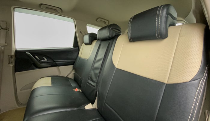 2018 Mahindra XUV500 W9, Diesel, Manual, 98,201 km, Right Side Rear Door Cabin