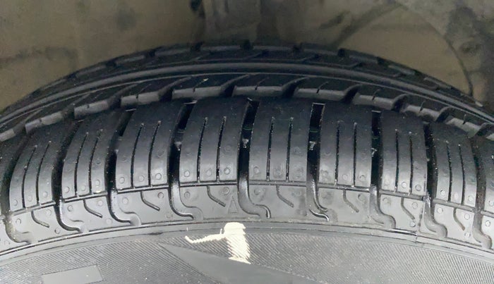 2018 Maruti Dzire VDI, Diesel, Manual, 64,876 km, Right Front Tyre Tread