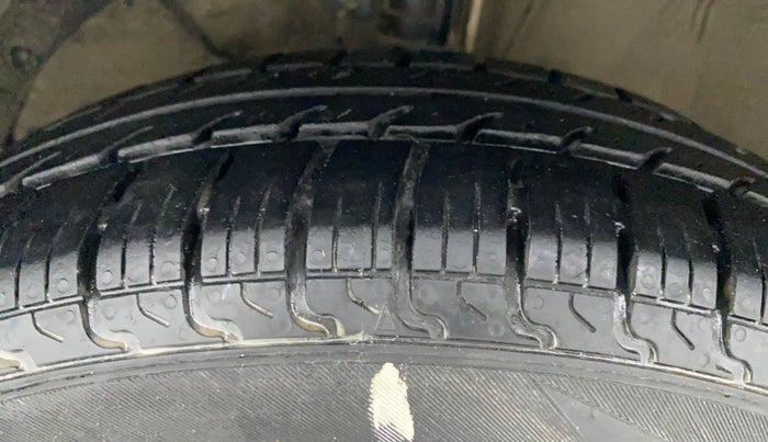 2018 Maruti Dzire VDI, Diesel, Manual, 64,876 km, Left Front Tyre Tread