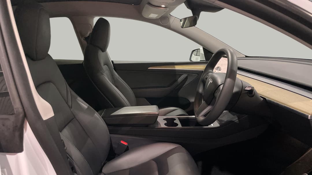 2023 Tesla Model Y Rear-wheel Drive, Automatic, 43174 km, Right Side Front Door Cabin View