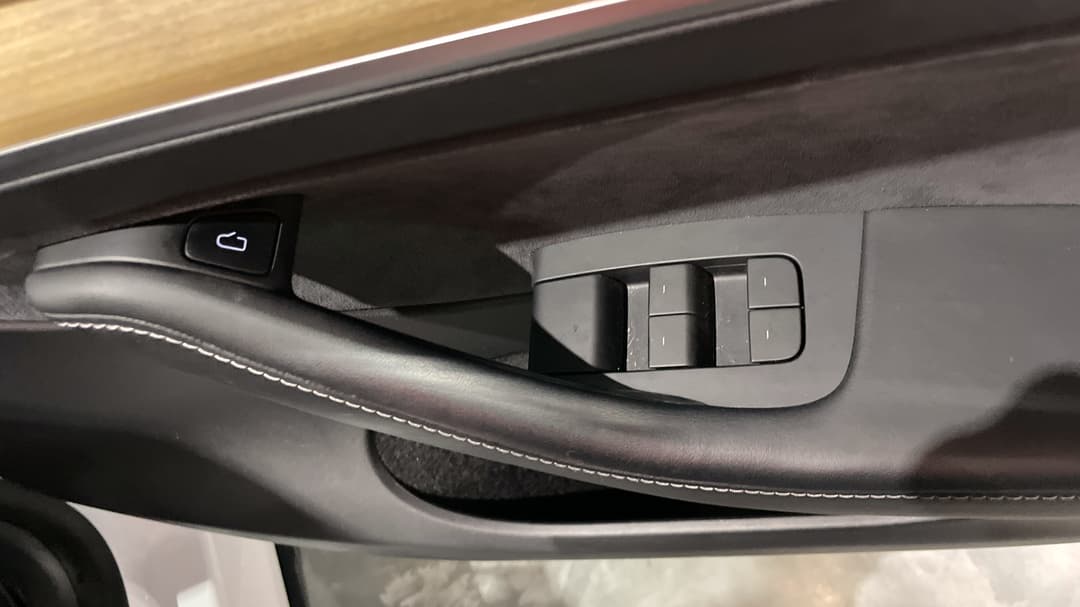 2023 Tesla Model Y Rear-wheel Drive, Automatic, 43174 km, Drivers Side Door Panel Controls