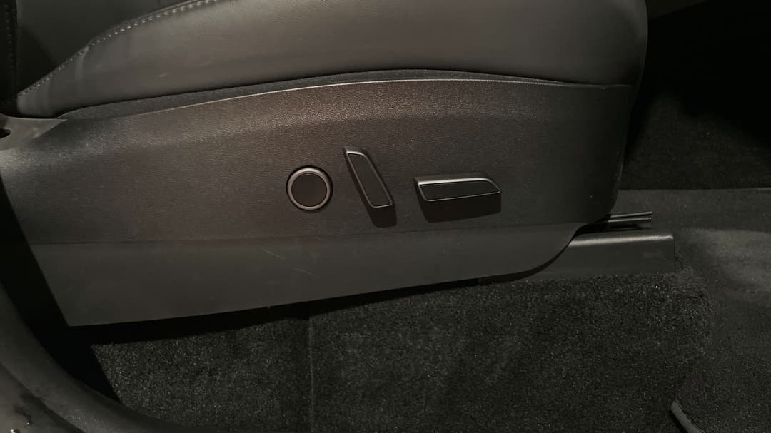 2023 Tesla Model Y Rear-wheel Drive, Automatic, 43174 km, Drivers Side Adjustment Panel