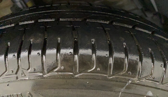 2012 Maruti Ertiga VXI, Petrol, Manual, 68,138 km, Left Front Tyre Tread