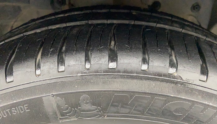 2017 Ford Figo Aspire 1.2 TITANIUM PETROL, Petrol, Manual, 42,832 km, Right Front Tyre Tread