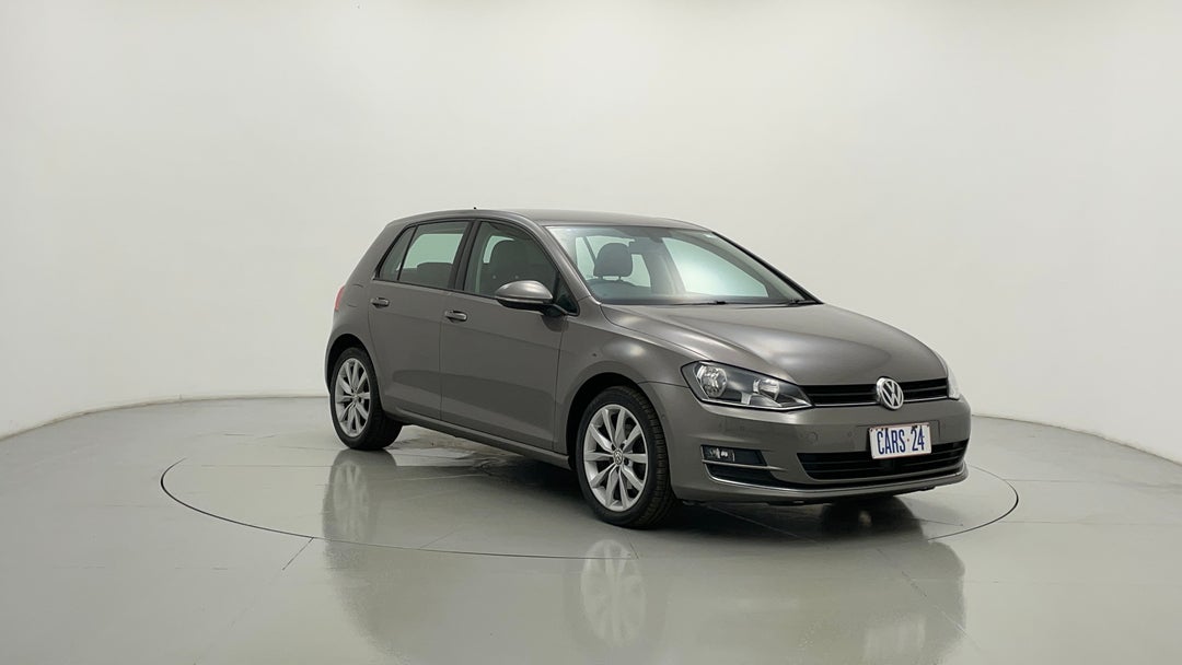2016 Volkswagen Golf 110 Tsi Highline, Automatic, 93585 km, Right Front Diagonal (45- Degree) View