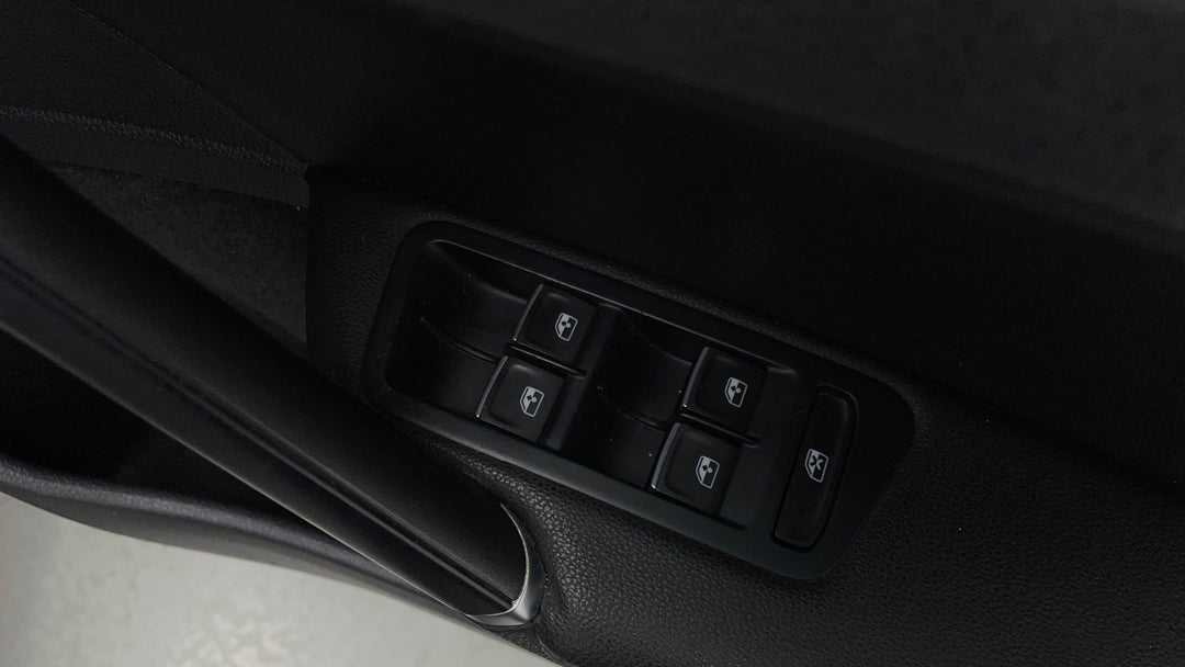 2016 Volkswagen Golf 110 Tsi Highline, Automatic, 93585 km, Drivers Side Door Panel Controls