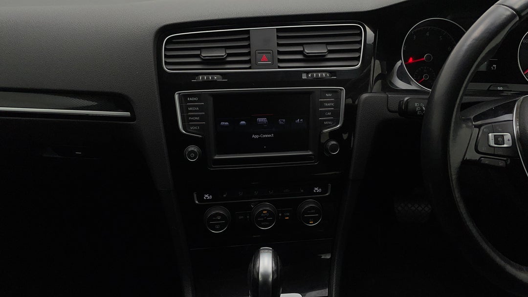 2016 Volkswagen Golf 110 Tsi Highline, Automatic, 93585 km, Center Console