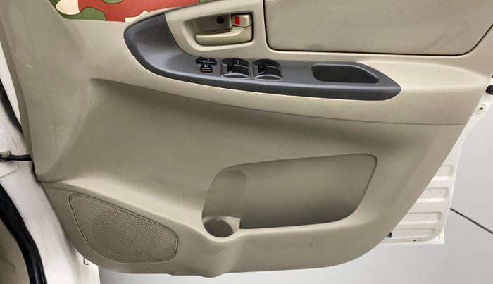 2013 Toyota Innova 2.5 GX 7 STR BS IV, Diesel, Manual, 1,13,551 km, Driver Side Door Panels Control
