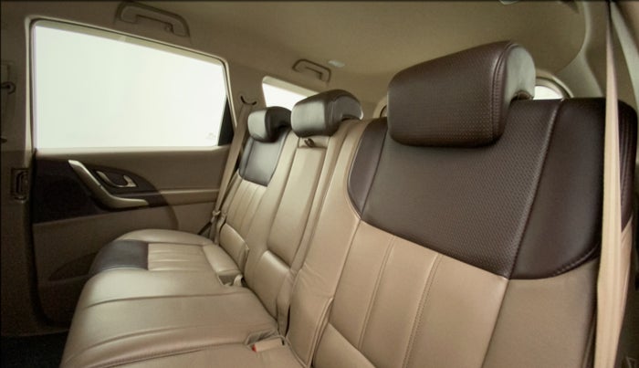 2013 Mahindra XUV500 W8, Diesel, Manual, 80,620 km, Right Side Rear Door Cabin