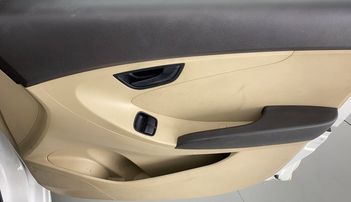 2017 Hyundai Eon ERA PLUS, CNG, Manual, 90,430 km, Driver Side Door Panels Control