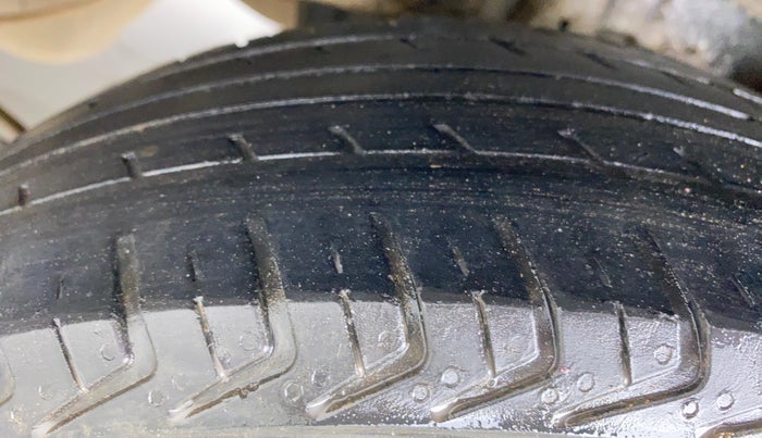 2017 Hyundai Eon ERA PLUS, CNG, Manual, 90,430 km, Left Rear Tyre Tread