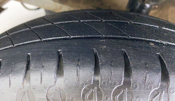 2017 Hyundai Eon ERA PLUS, CNG, Manual, 90,430 km, Left Front Tyre Tread