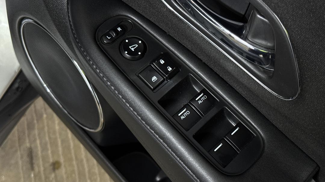2015 Honda HR-V Vti-s, Automatic, 123325 km, Drivers Side Door Panel Controls