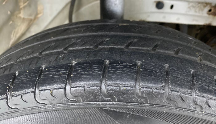 2014 Datsun Go T, Petrol, Manual, 60,785 km, Right Front Tyre Tread